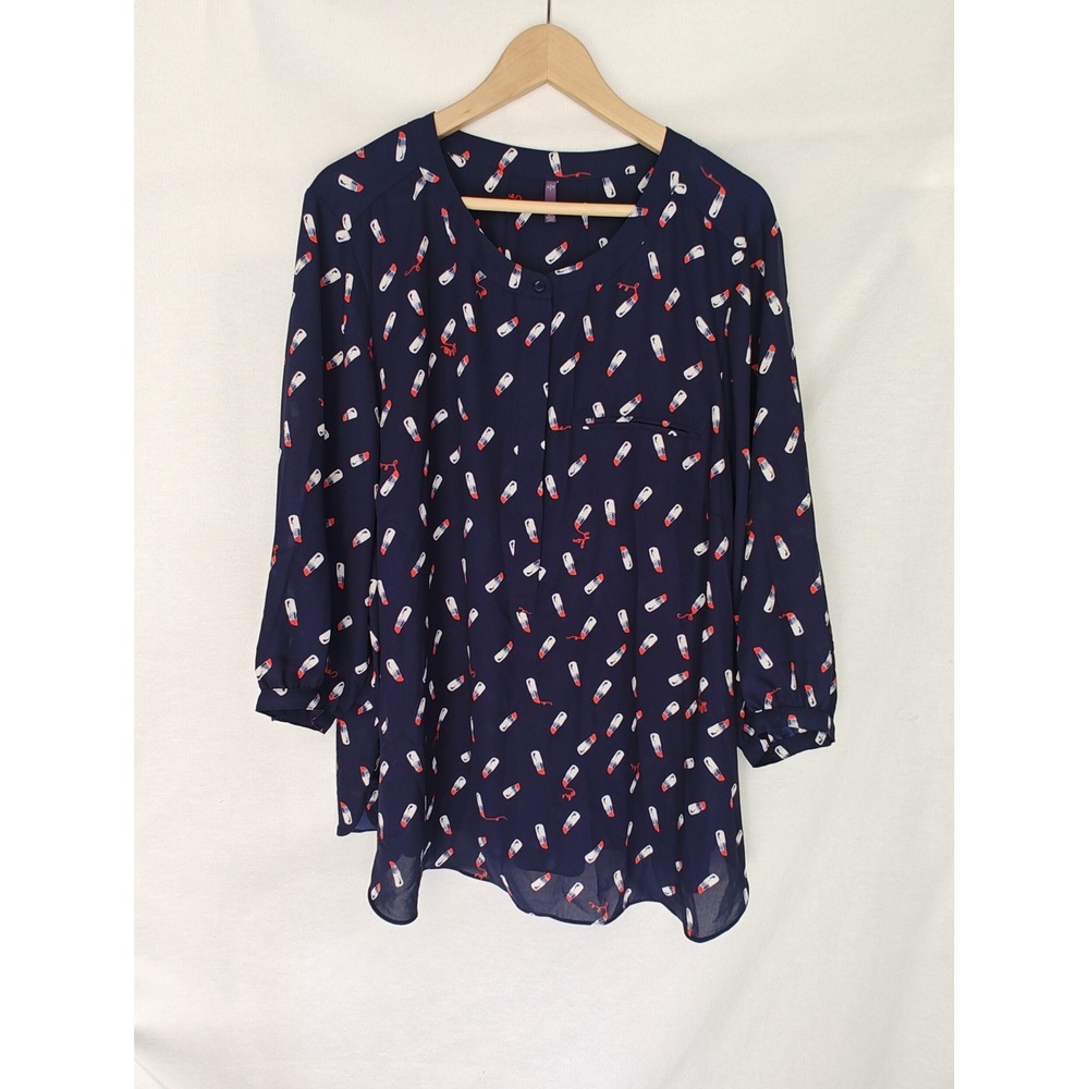 NYDJ Blouse Top Navy Blue All over Red White Lipstick Novelty Print 2X Henley‎